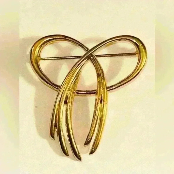 Vintage gold tone bow pin - Picture 1 of 2